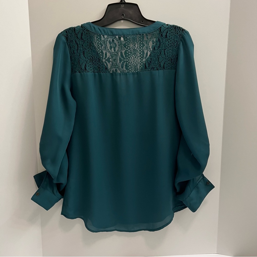 Chic Teal Blouse with Lace Detail - Picture 2 of 11